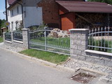 Kovaná brána a plot